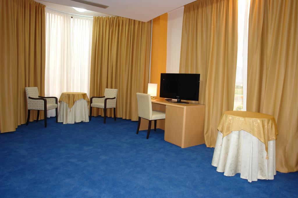 Hotel Airport Tirana Rinas Esterno foto