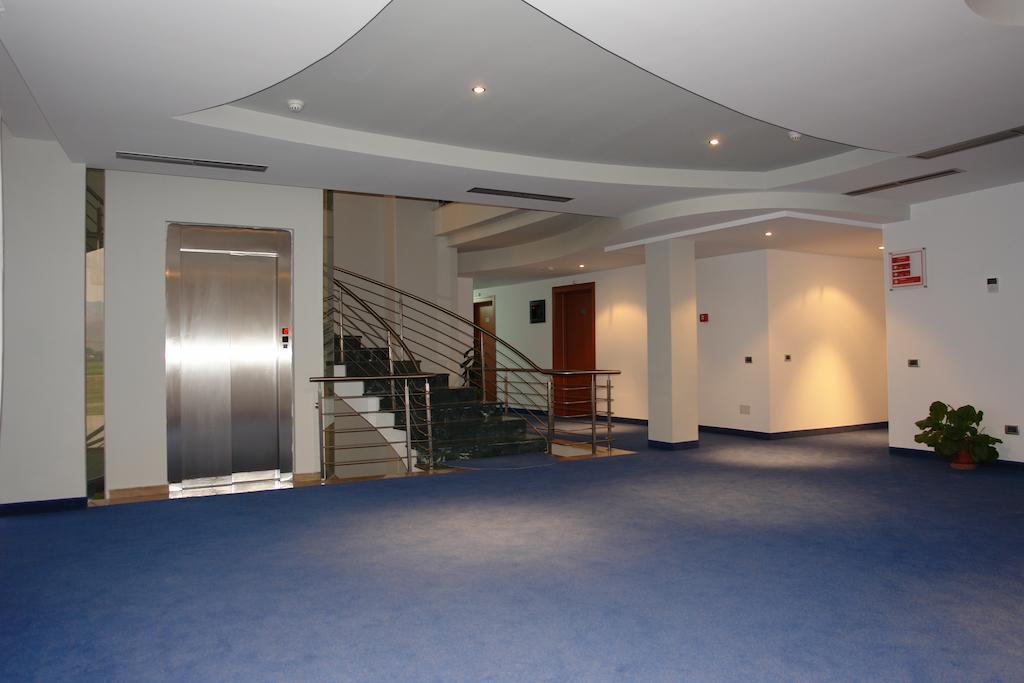 Hotel Airport Tirana Rinas Esterno foto