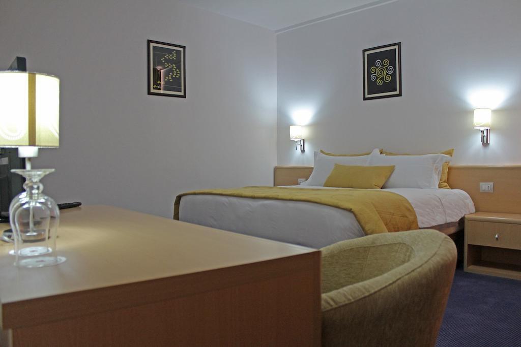 Hotel Airport Tirana Rinas Esterno foto
