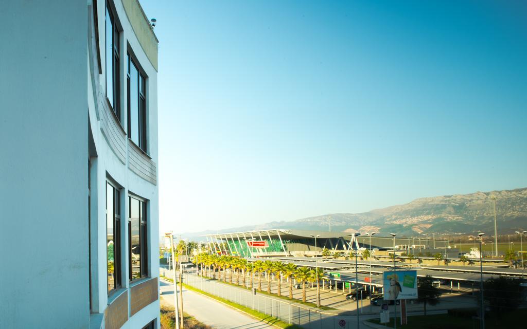 Hotel Airport Tirana Rinas Esterno foto