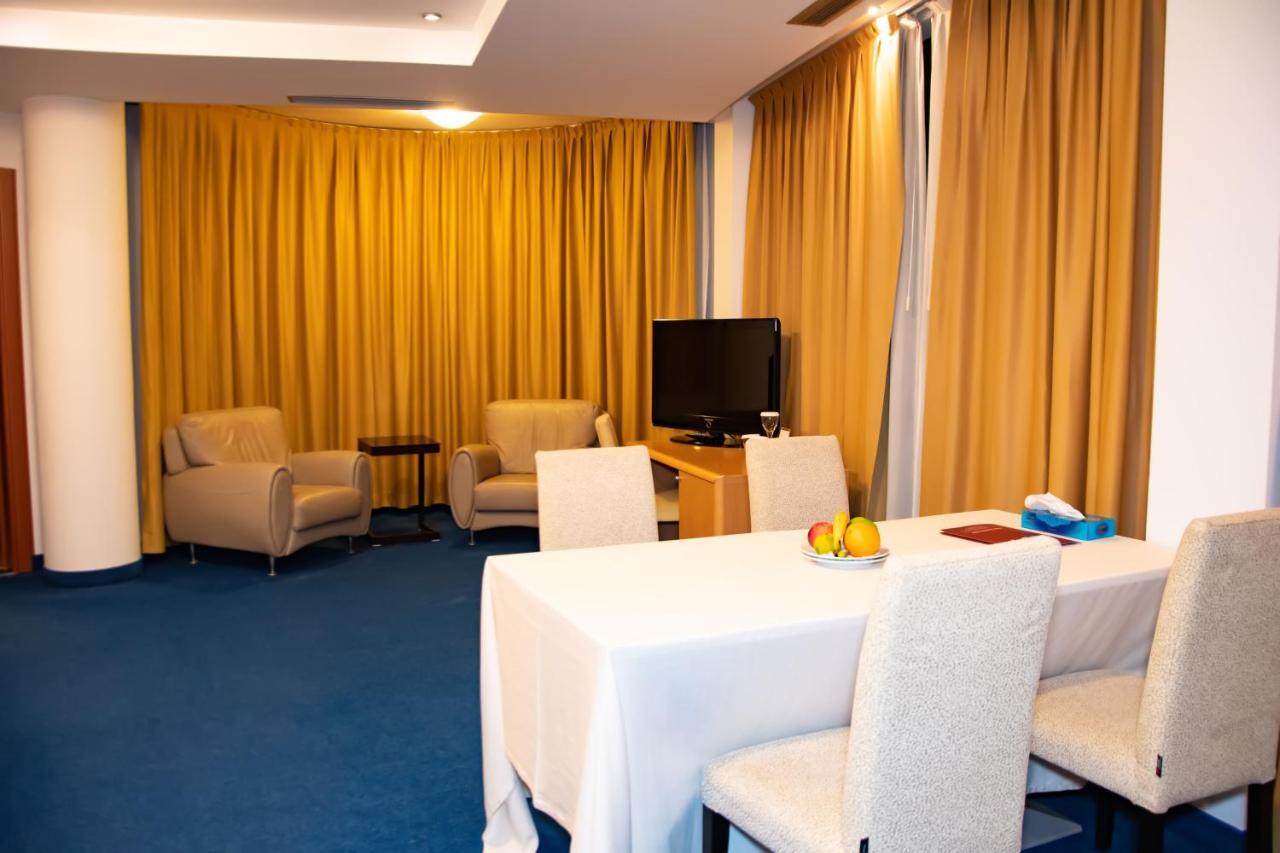 Hotel Airport Tirana Rinas Esterno foto