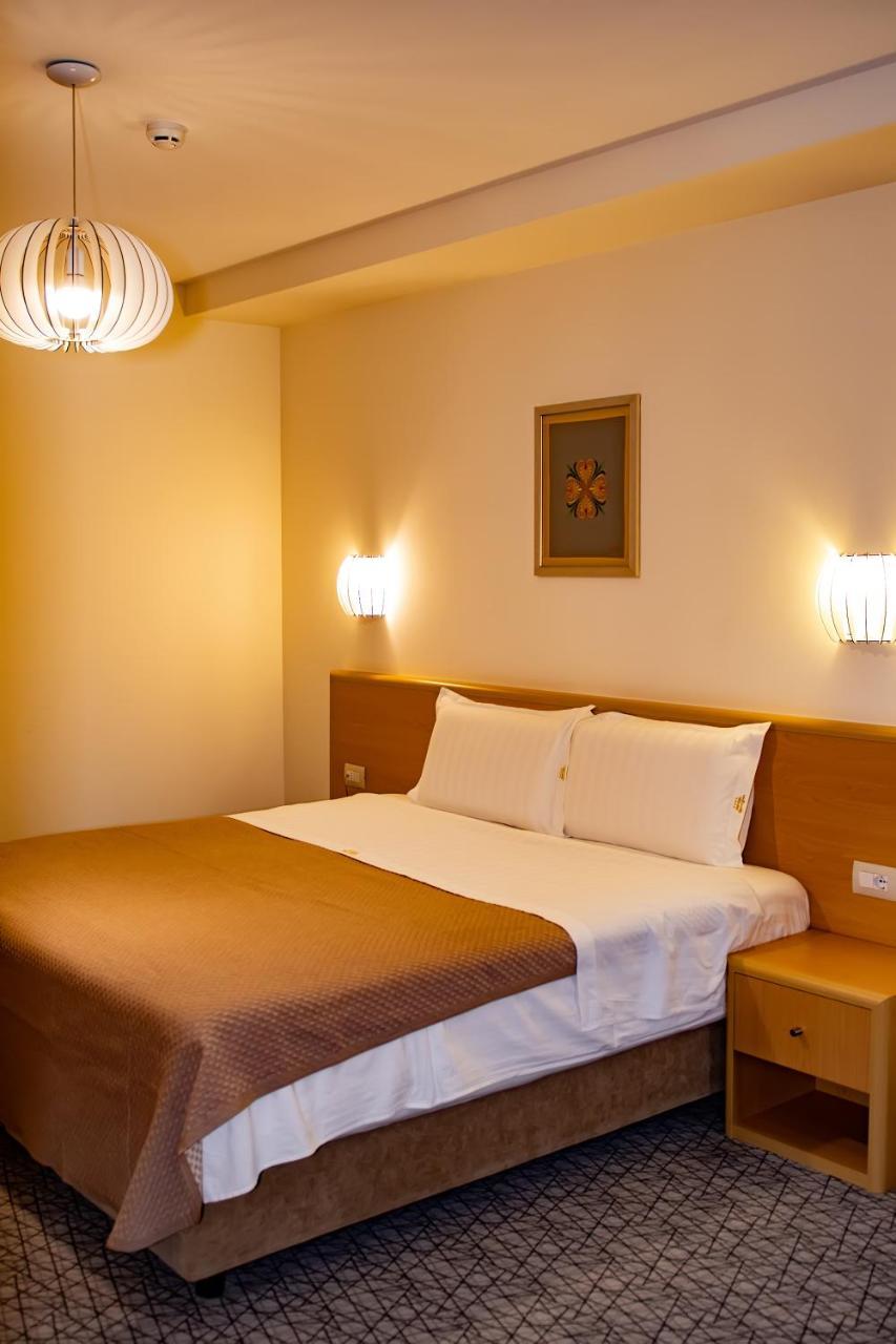 Hotel Airport Tirana Rinas Esterno foto